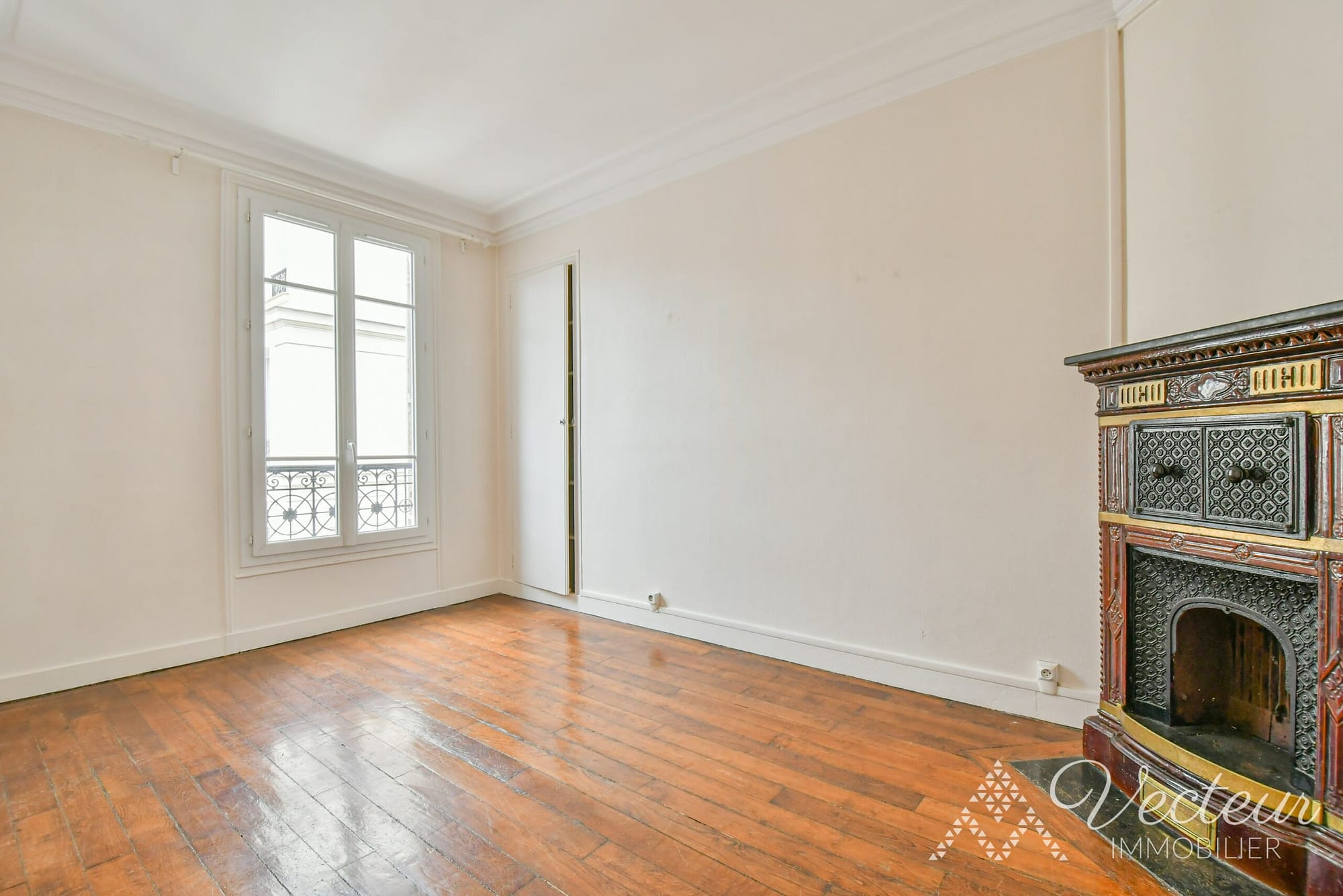 Séjour avec parquet et cheminée dans un appartement à Paris 15
