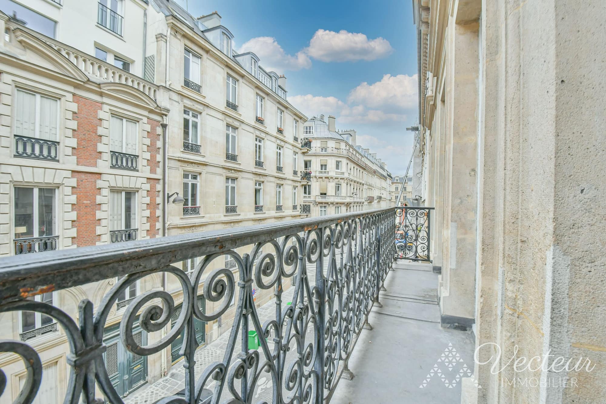 Balcon filant d'un appartement à louer à Paris 9