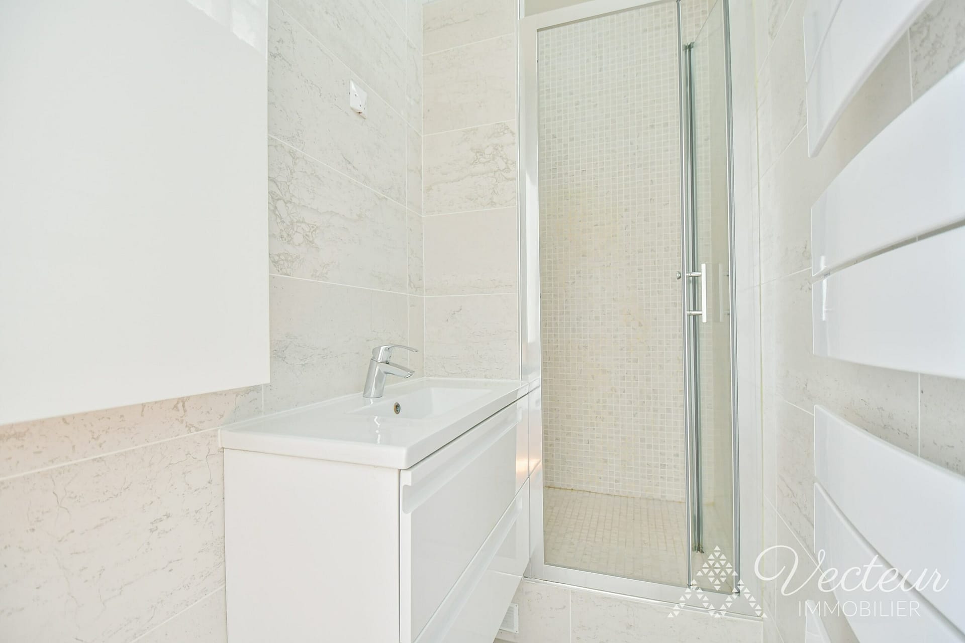 Salle de douche d'un appartement à louer à Paris 15