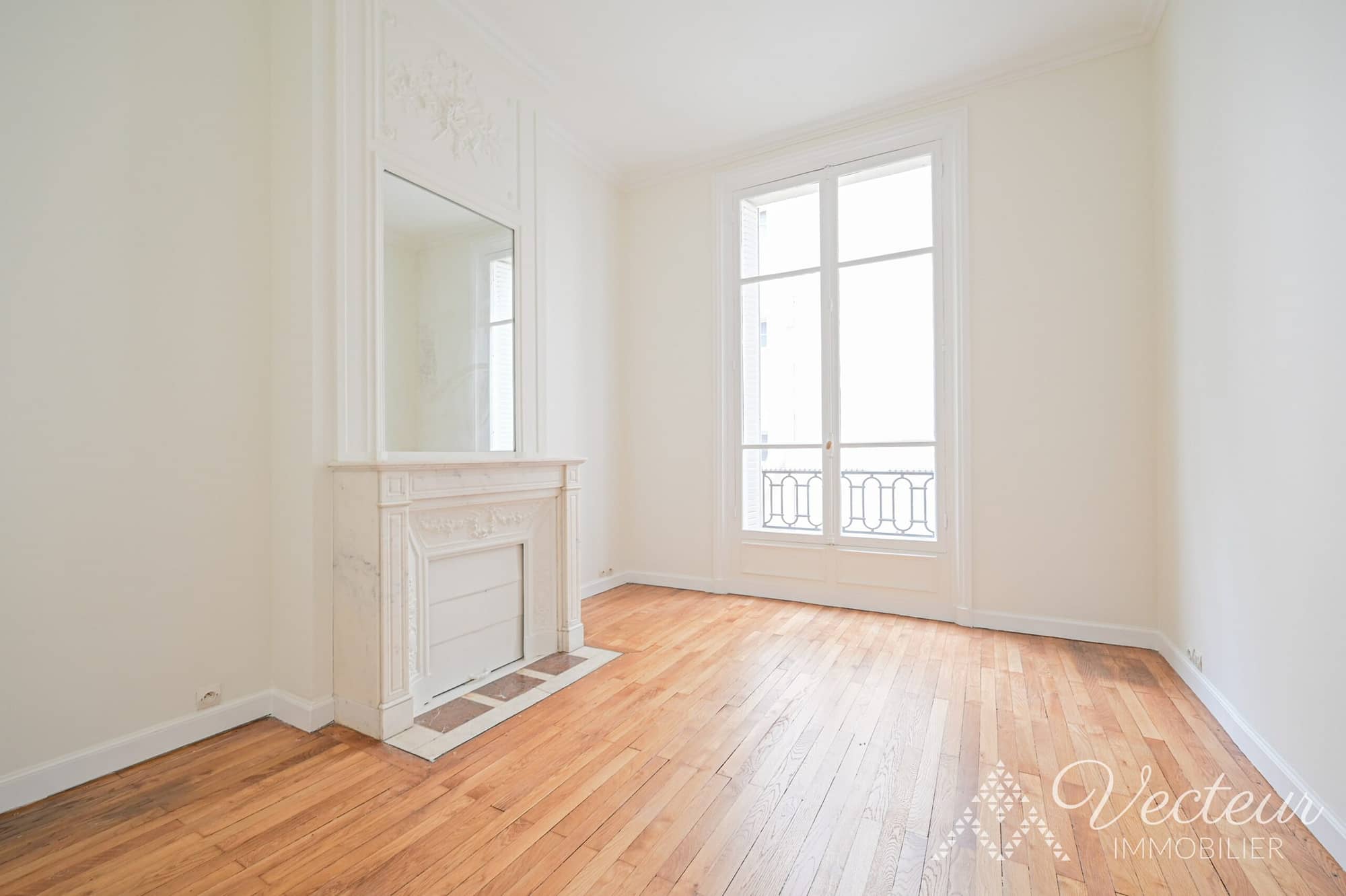 Chambre avec fenêtre et cheminée appartement Paris 16