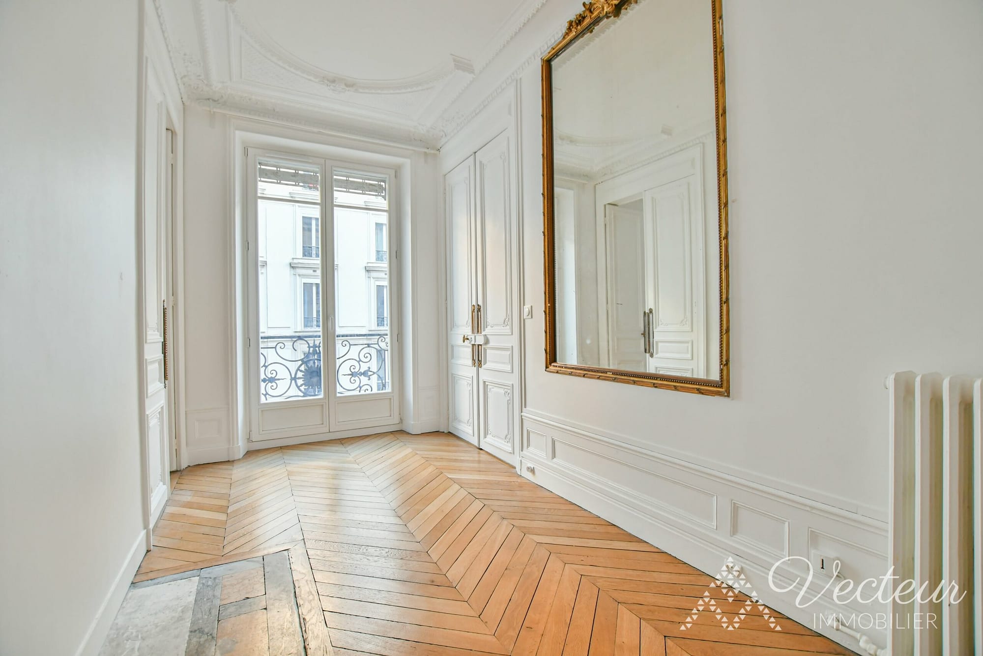 chambre avec fenêtre et cheminée appartement Paris 10