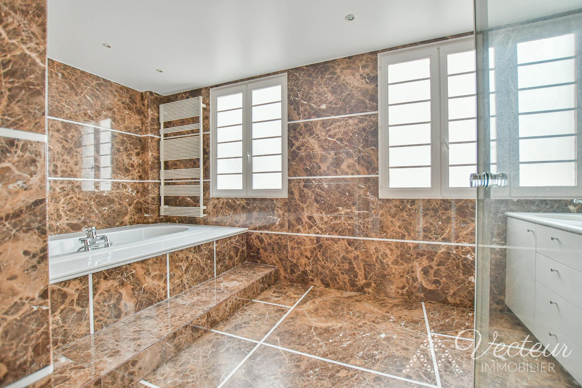 Salle de bains en marbre d'un appartement à Paris 17