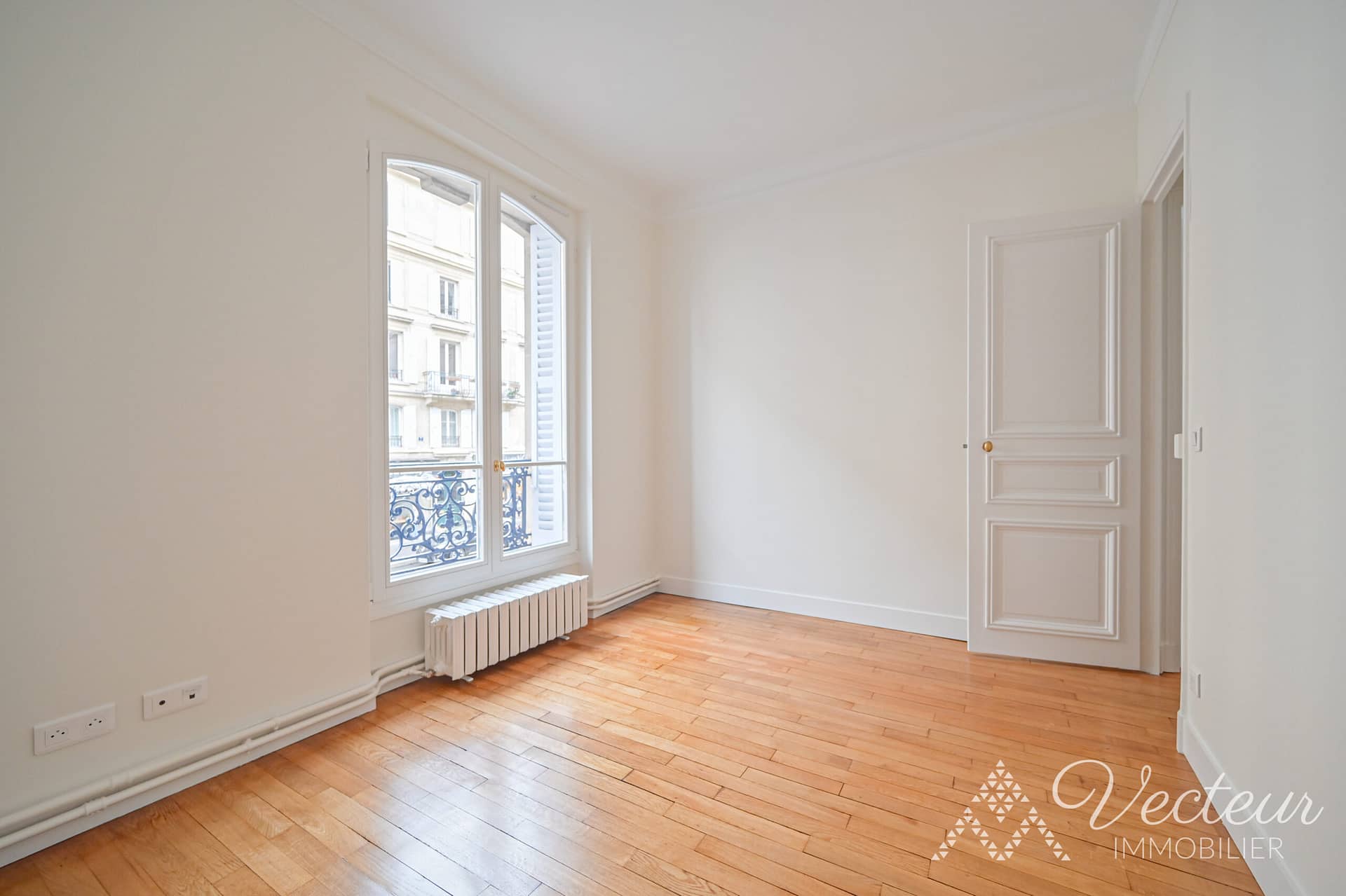 Chambre à coucher avec parquet au sol d'un appartement à Paris 5