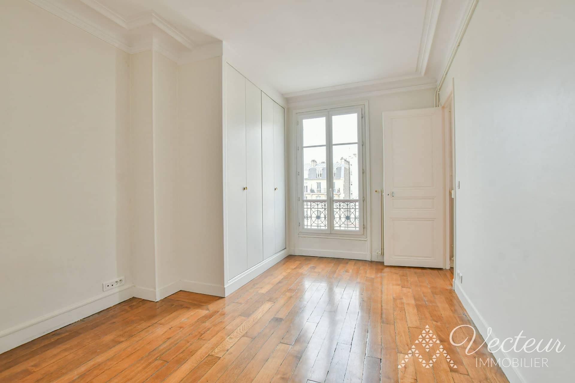 Chambre à coucher avec fenêtre d'un appartement à Paris 15