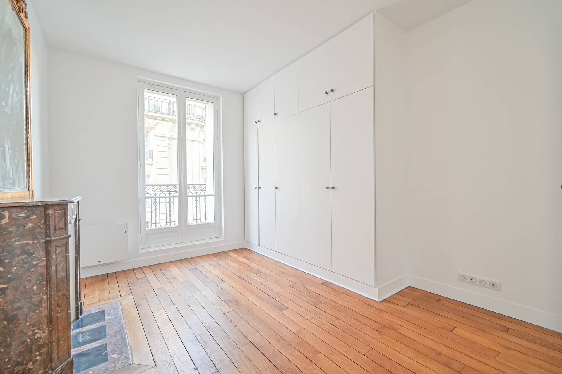 Chambre avec cheminée et rangement d'un appartement à Paris 15
