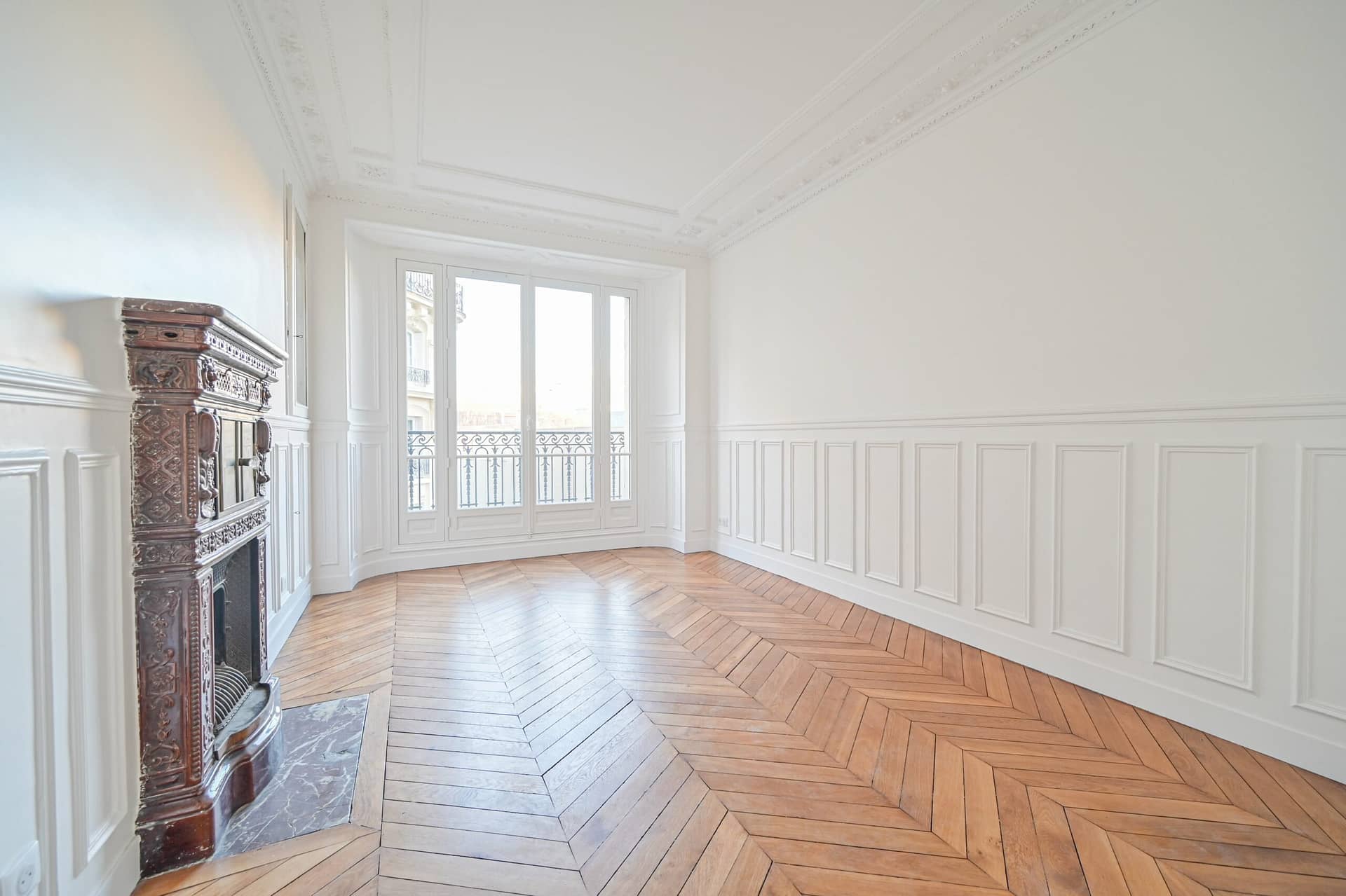 Salle à manger avec cheminée et fenêtre d'un appartement à Paris 15