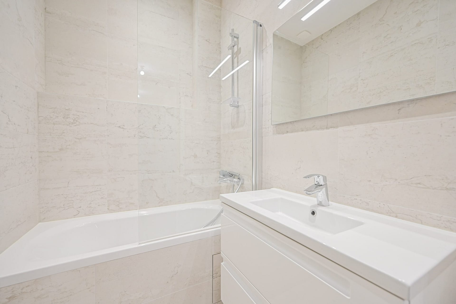 Salle de bains avec baignoire et vasque d'un appartement situé à Paris 15ème métro Motte Picquet Grenelle