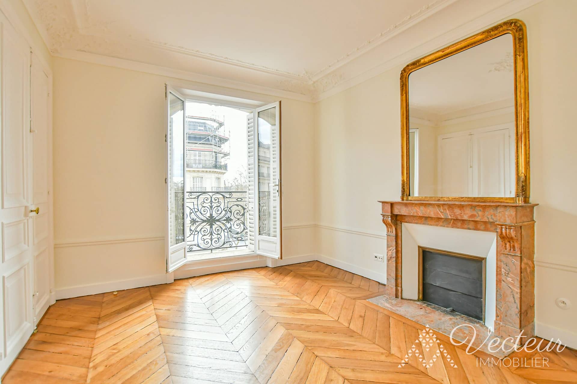 Chambre avec cheminée et une fenêtre à Paris 5ème