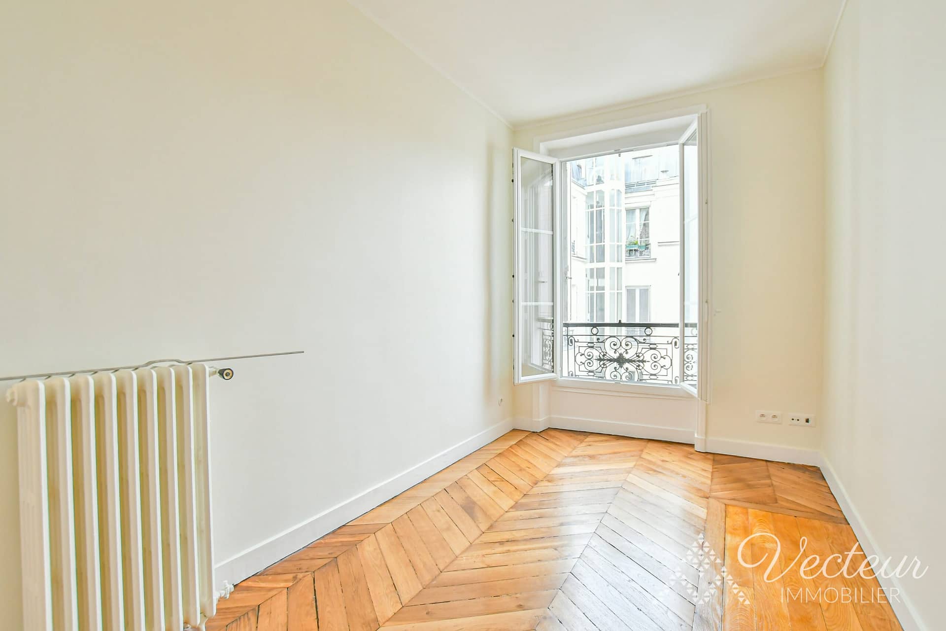 Chambre avec une fenêtre d'un appartement à Paris 5
