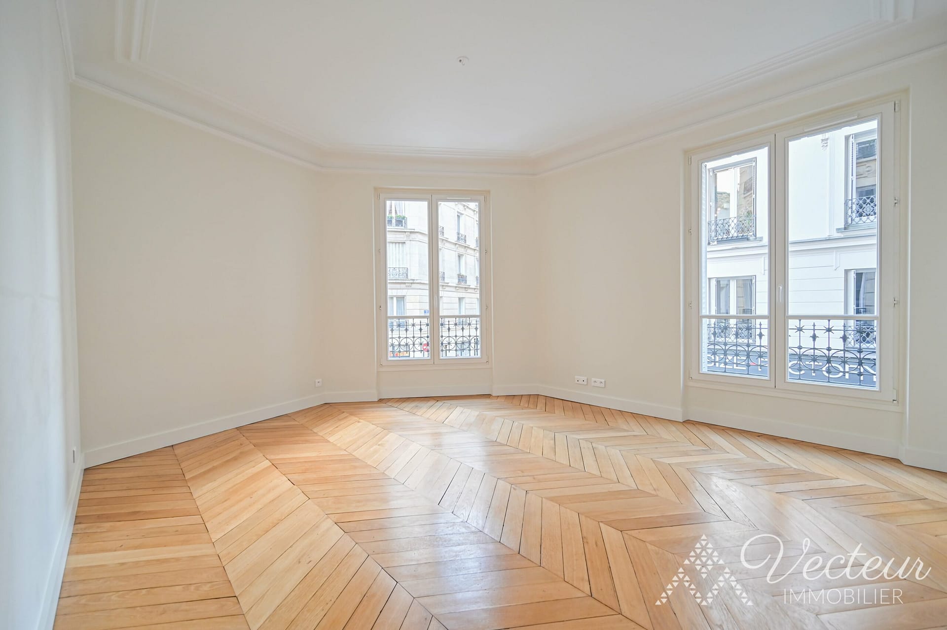 Grand séjour avec 2 fenêtres d'un appartement à Paris 17