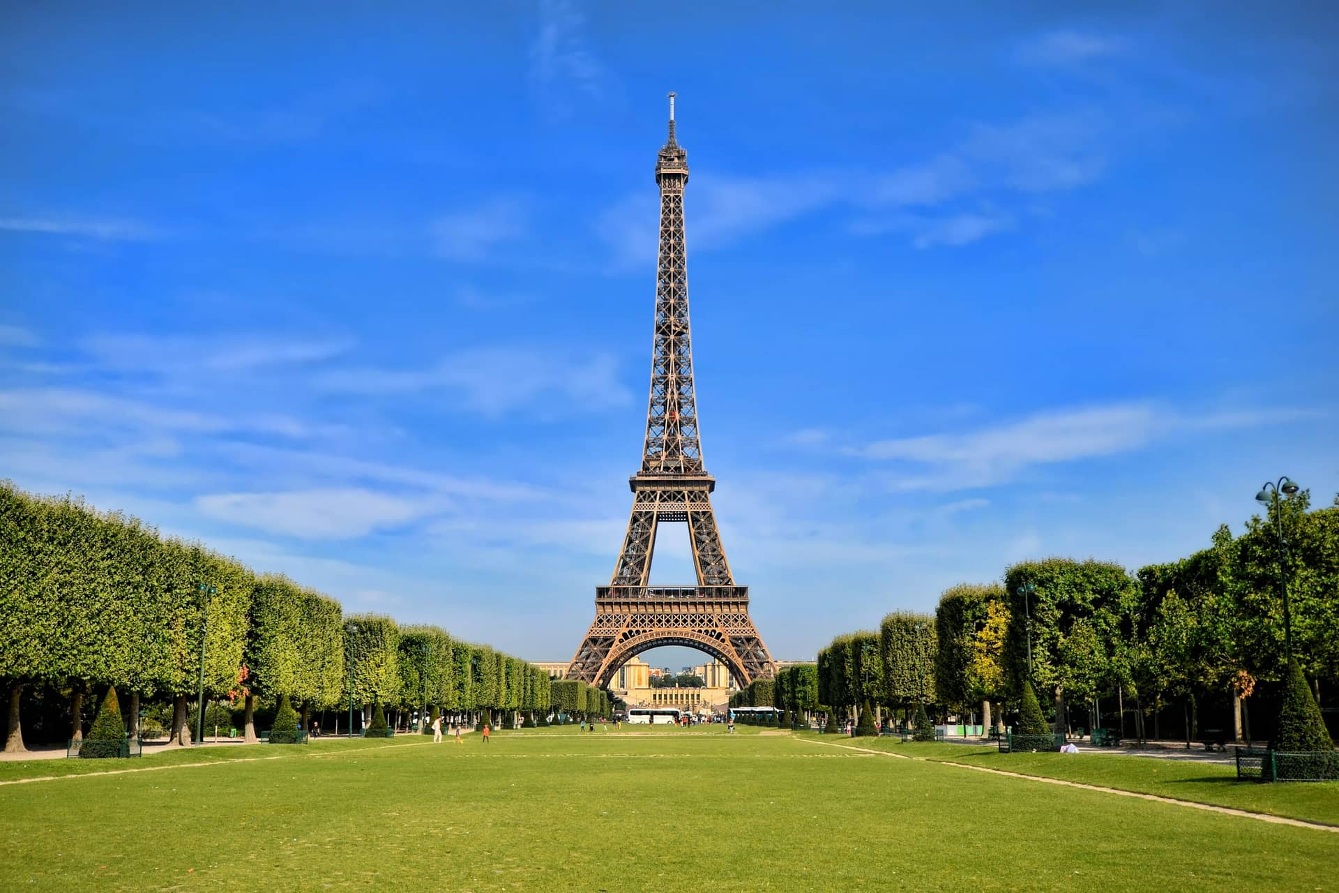 Vue de la Tour Eiffel du champ de Mars